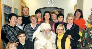 „Gimtojo Rokiškio“ kolektyvas su Lietuvos vyriausiuoju Kalėdų Seneliu Kalėda. Mildos Zibolytės nuotr.