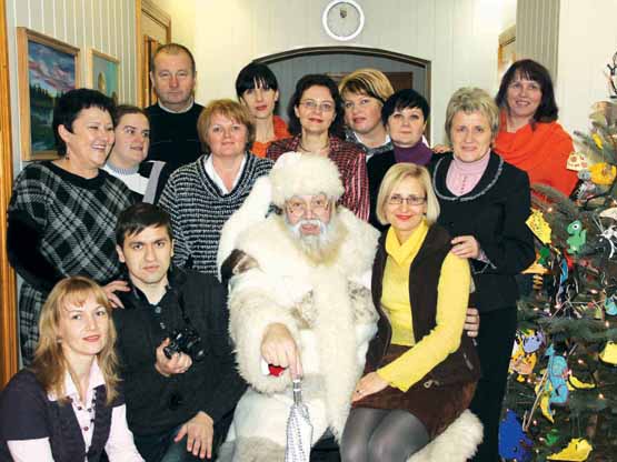 „Gimtojo Rokiškio“ kolektyvas su Lietuvos vyriausiuoju Kalėdų Seneliu Kalėda. Mildos Zibolytės nuotr. „Gimtojo Rokiškio“ kolektyvas su Lietuvos vyriausiuoju Kalėdų Seneliu Kalėda. Mildos Zibolytės nuotr.