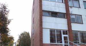 Prie renovuojamų Taikos gatvės daugiabučių vyksta darbai. A.Minkevičienės nuotr.