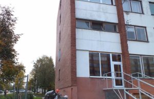 Prie renovuojamų Taikos gatvės daugiabučių vyksta darbai. A.Minkevičienės nuotr.