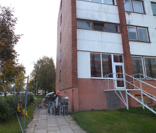 Prie renovuojamų Taikos gatvės daugiabučių vyksta darbai. A.Minkevičienės nuotr.