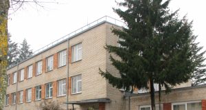 Rajono savivaldybė planuoja statyti J.Tumo-Vaižganto gimnazijos bendrabučio priestatą. D.Zibolienės nuotr.