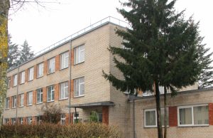 Rajono savivaldybė planuoja statyti J.Tumo-Vaižganto gimnazijos bendrabučio priestatą. D.Zibolienės nuotr.