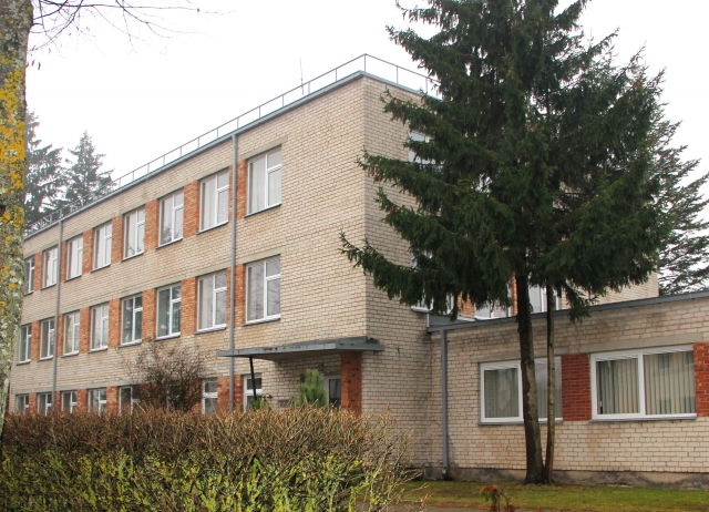 Rajono savivaldybė planuoja statyti J.Tumo-Vaižganto gimnazijos bendrabučio priestatą. D.Zibolienės nuotr.