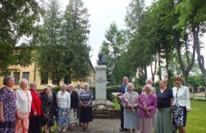 1955 m. gimnazistai prie J.Tumo Vaižganto paminklo. A.Minkevičienės nuotr.1955 m. gimnazistai prie J.Tumo Vaižganto paminklo. A.Minkevičienės nuotr.
