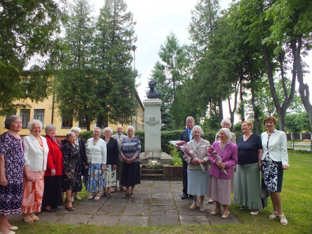 1955 m. gimnazistai prie J.Tumo Vaižganto paminklo. A.Minkevičienės nuotr.1955 m. gimnazistai prie J.Tumo Vaižganto paminklo. A.Minkevičienės nuotr.