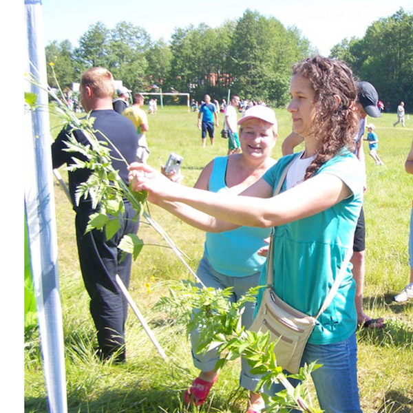 Rajono paviljoną puošė Danutė Kirstukienė (kairėje) ir Jūratė Lapienytė. S.Stanišausko nuotr.
