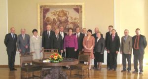 Socialinės apsaugos ir darbo ministras D.Jankauskas (penktas iš kairės) ir 15-os savivaldybių vadovai pasirašė Vietos bendruomenių savivaldos programos bendradarbiavimo sutartis. Rokiškio rajonui atstovavo meras V.Kanopa (antras iš kairės).