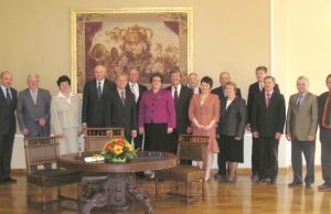 Socialinės apsaugos ir darbo ministras D.Jankauskas (penktas iš kairės) ir 15-os savivaldybių vadovai pasirašė Vietos bendruomenių savivaldos programos bendradarbiavimo sutartis. Rokiškio rajonui atstovavo meras V.Kanopa (antras iš kairės).
