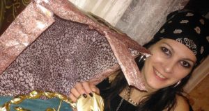 Obelietė Ernesta Pivoriūnienė  eksponuoja savo rankdarbius. Asmeninio archyvo nuotr.