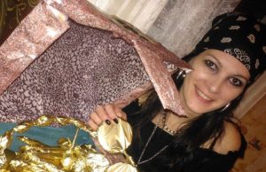 Rankdarbiai su cinkeliu Obelietė Ernesta Pivoriūnienė eksponuoja savo rankdarbius. Asmeninio archyvo nuotr.