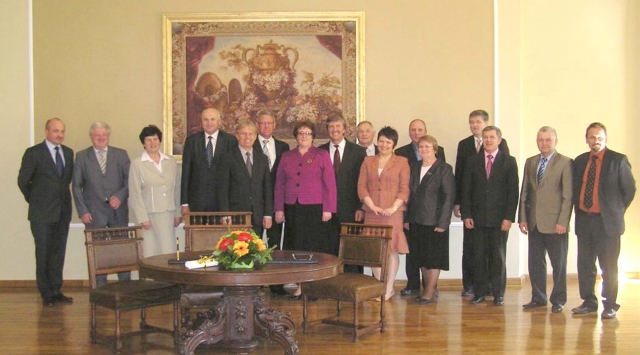 Socialinės apsaugos ir darbo ministras D.Jankauskas (penktas iš kairės) ir 15-os savivaldybių vadovai pasirašė Vietos bendruomenių savivaldos programos bendradarbiavimo sutartis. Rokiškio rajonui atstovavo meras V.Kanopa (antras iš kairės). Socialinės apsaugos ir darbo ministras D.Jankauskas (penktas iš kairės) ir 15-os savivaldybių vadovai pasirašė Vietos bendruomenių savivaldos programos bendradarbiavimo sutartis. Rokiškio rajonui atstovavo meras V.Kanopa (antras iš kairės).