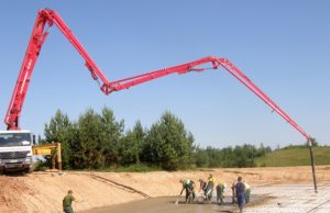 Velniakalnyje kyla modernus teniso aikštynas Ši įspūdinga betono liejimo mašina valdoma mažyčiu pulteliu. L.Dūdaitės nuotr.