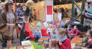 Knygų mugės renginio akimirka. Rajono bibliotekos archyvo nuotr.