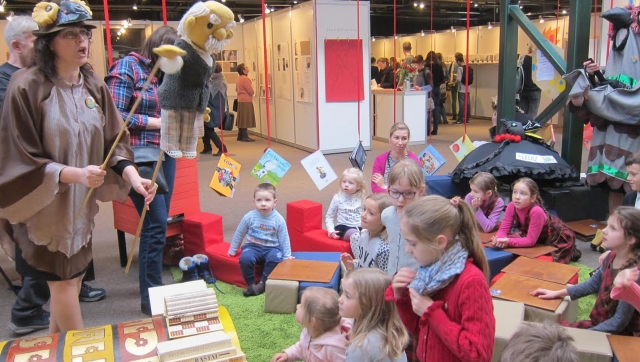 Knygų mugės renginio akimirka. Rajono bibliotekos archyvo nuotr. Knygų mugės renginio akimirka. Rajono bibliotekos archyvo nuotr.