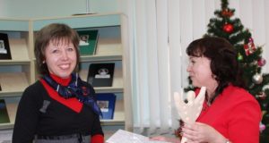 Viešosios bibliotekos direktorė Alicija Matiukienė angelo skulptūrėlę įteikė geriausio šių metų   kraštotyros darbo „Aleksandravėlės Šv. Pranciškaus Serafiškojo parapija“ autorei Aleksandravėlės bibliotekininkei Almai Mekšėnienei (kairėje). D. Zibolienės nuotr.