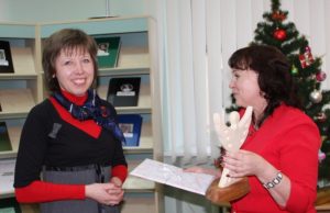 Viešosios bibliotekos direktorė Alicija Matiukienė angelo skulptūrėlę įteikė geriausio šių metų   kraštotyros darbo „Aleksandravėlės Šv. Pranciškaus Serafiškojo parapija“ autorei Aleksandravėlės bibliotekininkei Almai Mekšėnienei (kairėje). D. Zibolienės nuotr.