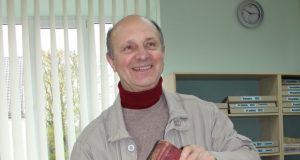 Martyno Mažvydo bibliofilų klubo aktyvus narys prof. D.Kaunas rokiškėnams parodė įspūdingiausius asmeninės Biblijų kolekcijos eksponatus. D.Zibolienės nuotr.