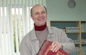 Martyno Mažvydo bibliofilų klubo aktyvus narys prof. D.Kaunas rokiškėnams parodė įspūdingiausius asmeninės Biblijų kolekcijos eksponatus. D.Zibolienės nuotr.