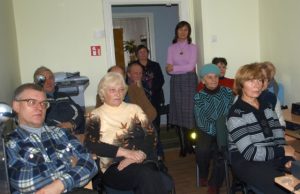 Pasiskiepijusiems senjorams Galimybių pasas nelengvai pasiekiamas Bibliotekos vaikų ir jaunimo literatūros skyriuje senjorai stebėjo internetinę konferenciją.