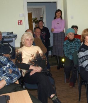 Bibliotekos vaikų ir jaunimo literatūros skyriuje senjorai stebėjo internetinę konferenciją. Bibliotekos vaikų ir jaunimo literatūros skyriuje senjorai stebėjo internetinę konferenciją.