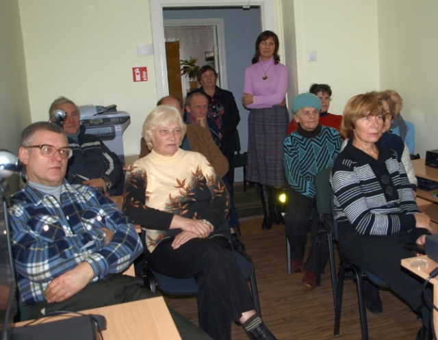 Bibliotekos vaikų ir jaunimo literatūros skyriuje senjorai stebėjo internetinę konferenciją.
