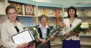 „Gimtojo Rokiškio“ skaitytojai geriausiomis rajono bibliotekininkėmis išrinko L.Kirstukienę (iš kairės)