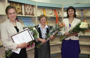 „Gimtojo Rokiškio“ skaitytojai geriausiomis rajono bibliotekininkėmis išrinko L.Kirstukienę (iš kairės)