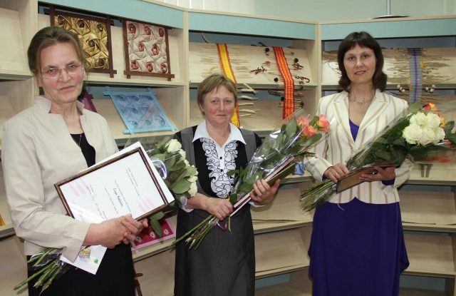 „Gimtojo Rokiškio“ skaitytojai geriausiomis rajono bibliotekininkėmis išrinko L.Kirstukienę (iš kairės)
