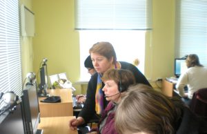 Laibgalių bibliotekininkė A.Balčiūnienė (stovi) kaimo žmones ragino drąsiau žengti į interneto erdvę.