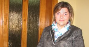 Už puikiai įamžintas akimirkas V.Bičiūnaitei atiteko didžiulė lėkštė rūkytos žuvies. N.Byčkovskio nuotr.