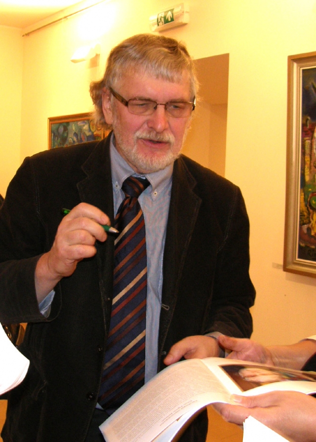 Rimas Zigmas Bičiūnas dalijo autografus gerbėjams. R.Milaknienės nuotr. Rimas Zigmas Bičiūnas dalijo autografus gerbėjams. R.Milaknienės nuotr.