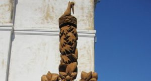 Prie menininkei M.Bičiūnienei skirtos medžio skulptūros įsiamžino  sūnus Rimas Bičiūnas (dešinėje) ir kūrinio autorius Almantas Sriubiškis. Rokiškio krašto muziejaus archyvo nuotr.