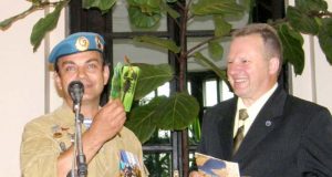 Dainininkas „afganas“ iš Maskvos Stasas Jukro mūsų „afganui“ Eimučiui Bieliūnui įteikė tik ką iš Afganistano atgabentą  suvenyrą – šios valstybės maketą.