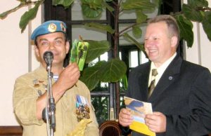 Dainininkas „afganas“ iš Maskvos Stasas Jukro mūsų „afganui“ Eimučiui Bieliūnui įteikė tik ką iš Afganistano atgabentą  suvenyrą – šios valstybės maketą.