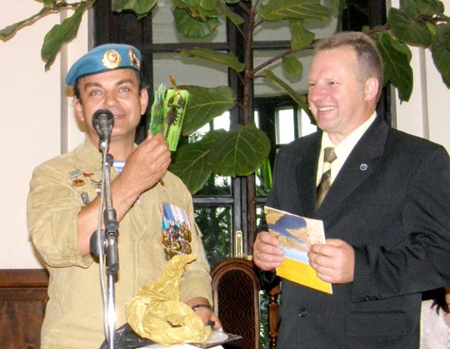 Dainininkas „afganas“ iš Maskvos Stasas Jukro mūsų „afganui“ Eimučiui Bieliūnui įteikė tik ką iš Afganistano atgabentą  suvenyrą – šios valstybės maketą.