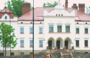 Būsimoji kraštovaizdžio architektė džiaugėsi dovanų gavusi grėblių komplektą. G.Kujelio nuotr.