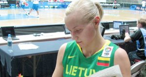 Aušros Bimbaitės pasirodymą Rygoje stebėję rokiškėnai kraštietei dovanų įteikė šeštadienio “Gimtąjį Rokiškį“. G.Kravčenkos nuotr.