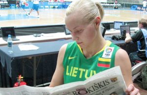 Aušros Bimbaitės pasirodymą Rygoje stebėję rokiškėnai kraštietei dovanų įteikė šeštadienio “Gimtąjį Rokiškį“. G.Kravčenkos nuotr.