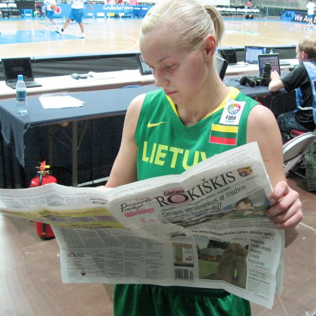 Aušros Bimbaitės pasirodymą Rygoje stebėję rokiškėnai kraštietei dovanų įteikė šeštadienio “Gimtąjį Rokiškį“. G.Kravčenkos nuotr. Aušros Bimbaitės pasirodymą Rygoje stebėję rokiškėnai kraštietei dovanų įteikė šeštadienio “Gimtąjį Rokiškį“. G.Kravčenkos nuotr.