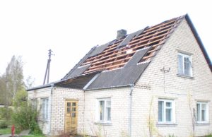 Per Panemunėlį praūžęs škvalas sugadino gyvenamojo namo stogą. R.Bimbienės nuotr.