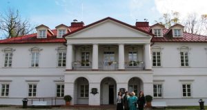 Panevėžio kolegijos Rokiškio filialo darbuotojos A.Gudgalienė (iš kairės)