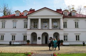 Panevėžio kolegijos dešimtmečio proga – daugybė renginių Panevėžio kolegijos Rokiškio filialo darbuotojos A.Gudgalienė (iš kairės)