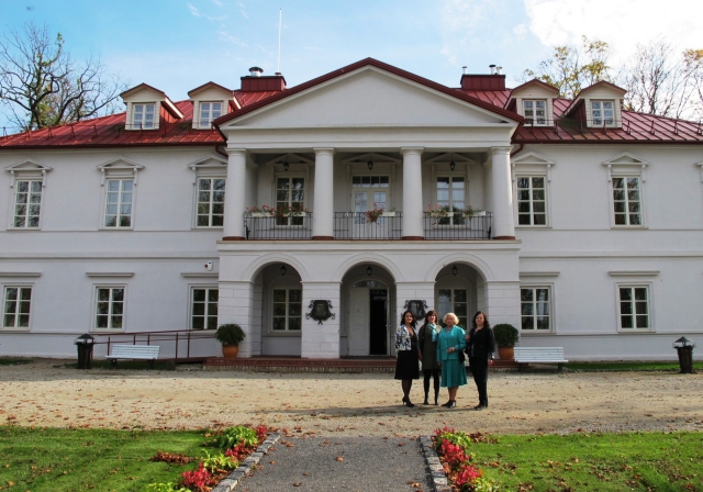 Panevėžio kolegijos Rokiškio filialo darbuotojos A.Gudgalienė (iš kairės)