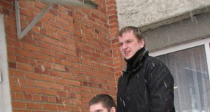 Justiną Bitiną iš Anglijos atlydėjęs Tadas Bortkevičius ir Lietuvoje vaikinui padeda įveikti sunkumus.