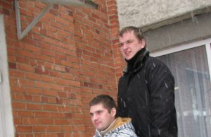 Motina džiaugiasi aukotojų dosnumu Justiną Bitiną iš Anglijos atlydėjęs Tadas Bortkevičius ir Lietuvoje vaikinui padeda įveikti sunkumus.