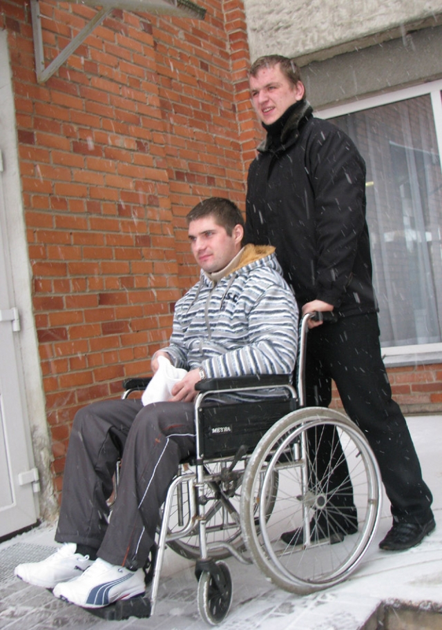 Justiną Bitiną iš Anglijos atlydėjęs Tadas Bortkevičius ir Lietuvoje vaikinui padeda įveikti sunkumus. Justiną Bitiną iš Anglijos atlydėjęs Tadas Bortkevičius ir Lietuvoje vaikinui padeda įveikti sunkumus.