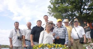 Grupė mūsų rajono bitininkų šventėje įsiamžino prie atsivežto Rokiškio herbo. V.Ardavičienės nuotr.