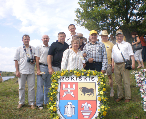 Grupė mūsų rajono bitininkų šventėje įsiamžino prie atsivežto Rokiškio herbo. V.Ardavičienės nuotr.