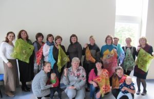 Susirinkusieji terapijos užsiėmime tapė ant šilko. Rokiškio VSB archyvo nuotr.